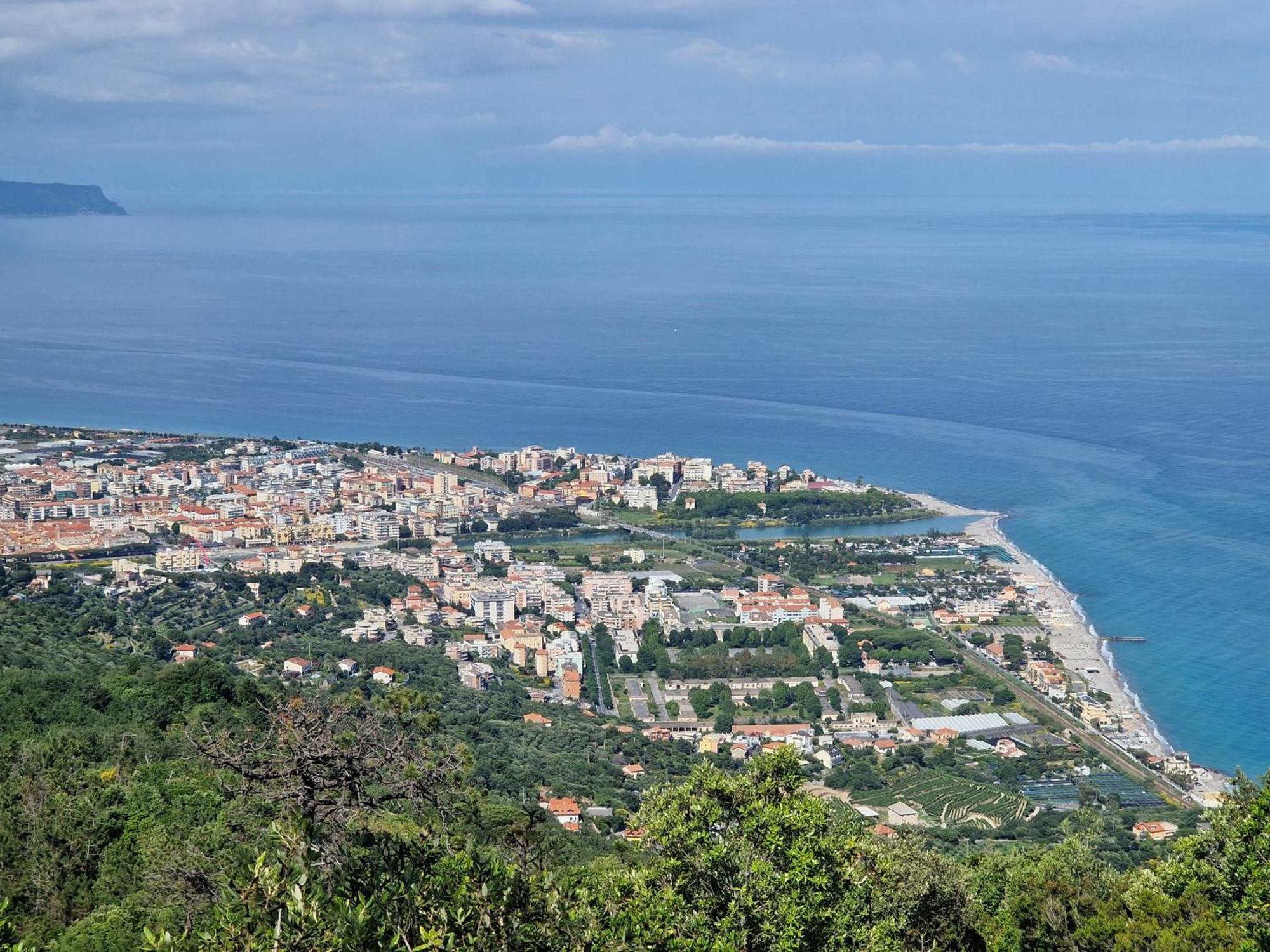 Casa Di Andreea E Bogdan Lägenhet Albenga Exteriör bild